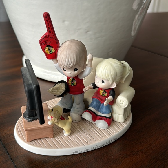 Precious Moments Chicago Blackhaws - Picture 2 of 4